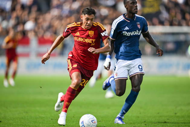Nahuel Molina of AS Roma in action during the Serie A soccer match between Como Calcio and AS Roma at the Giuseppe Sinigaglia stadium in Como, north Italy - October 11, 2026 - Soccer.  Copyright: xTizianoxBallabio LaPressex