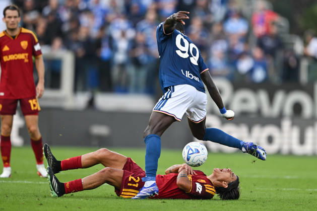 Trevoh Chalobah of Como Calcio fights for the ball with Paulo Dybala AS Roma during the Serie A soccer match between Como Calcio and AS Roma at the Giuseppe Sinigaglia stadium in Como, north Italy - October 11, 2026 - Soccer.  Copyright: xTizianoxBallabio LaPressex