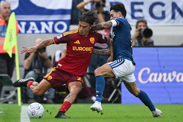 Maxence Caqueret of Como Calcio fights for the ball with Paulo Dybala AS Roma during the Serie A soccer match between Como Calcio and AS Roma at the Giuseppe Sinigaglia stadium in Como, north Italy - October 11, 2026 - Soccer.  Copyright: xTizianoxBallabio LaPressex