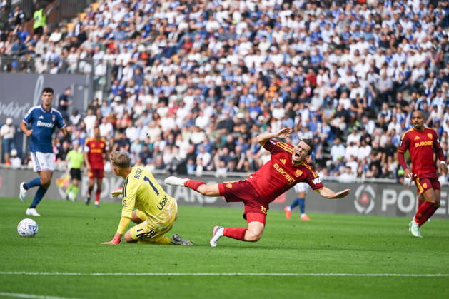 Jean Butez of Como Calcio fights for the ball with Marten de Roon AS Roma during the Serie A soccer match between Como Calcio and AS Roma at the Giuseppe Sinigaglia stadium in Como, north Italy - October 11, 2026 - Soccer.  Copyright: xTizianoxBallabio LaPressex
