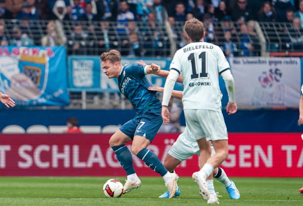 Deutschland: Fussball 2.Bundesliga 2026 2027, 7. Spieltag - VfL Bochum vs Arminia Bielefeld - Vonovia Ruhrstadion (Bochum): im Zweikampf Christian Rasmussen (VfL Bochum, 7) Marius Wörl Marius Woerl (Arminia Bielefeld, 38) Copyright: xAymanxAlahmedx
