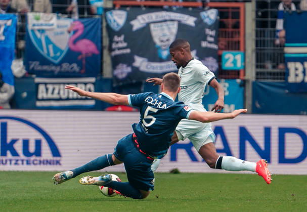 Deutschland: Fussball 2.Bundesliga 2026 2027, 7. Spieltag - VfL Bochum vs Arminia Bielefeld - Vonovia Ruhrstadion (Bochum): Grätsche Karol Mets (VfL Bochum, 5) Isaiah Young (Arminia Bielefeld, 30) Copyright: xAymanxAlahmedx