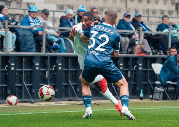 Deutschland: Fussball 2.Bundesliga 2026 2027, 7. Spieltag - VfL Bochum vs Arminia Bielefeld - Vonovia Ruhrstadion (Bochum): Zweikampf Maximilian Wittek (VfL Bochum, 32) Isaiah Young (Arminia Bielefeld, 30) Copyright: xAymanxAlahmedx