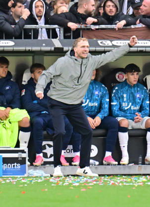 11.10.2026,GER Fußball, Männer, 2.BL, Spieltag 5, Saison 2026 2027, Hamburg, FC St. Pauli vs Karlsruher SC Trainer Maximilian Senft (Karlsruhe) DFB DFL regulations prohibit any use of photographs as image sequences and or quasi-video) Hamburg Millerntorstadion Hamburg Deutschland Copyright: xnordphotoxGmbH xWitkex