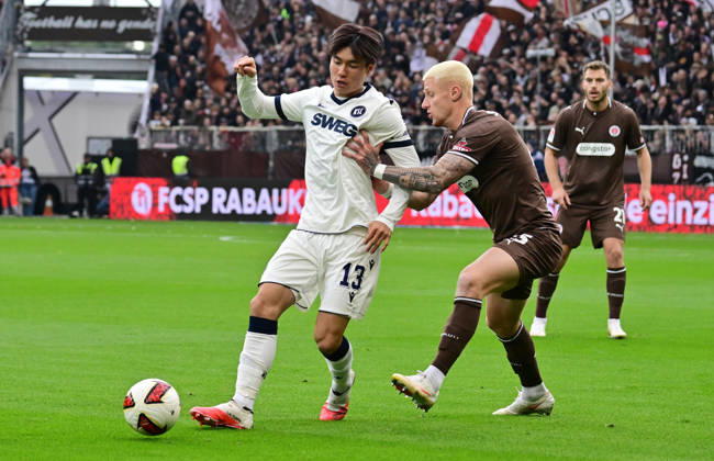 11.10.2026,GER Fußball, Männer, 2.BL, Spieltag 5, Saison 2026 2027, Hamburg, FC St. Pauli vs Karlsruher SC Shio Fukuda (Karlsruhe 13 versucht sich gegen Louis Oppie (Pauli 23) durchzusetzen DFB DFL regulations prohibit any use of photographs as image sequences and or quasi-video) Hamburg Millerntorstadion Hamburg Deutschland Copyright: xnordphotoxGmbH xWitkex