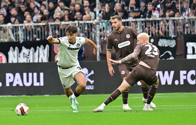 11.10.2026,GER Fußball, Männer, 2.BL, Spieltag 5, Saison 2026 2027, Hamburg, FC St. Pauli vs Karlsruher SC Rafael Pinto Pedrosa (Karlsruhe 36) versucht sich gegen Louis Oppie (Pauli 23) durchzusetzen DFB DFL regulations prohibit any use of photographs as image sequences and or quasi-video) Hamburg Millerntorstadion Hamburg Deutschland Copyright: xnordphotoxGmbH xWitkex