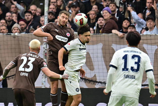 11.10.2026,GER Fußball, Männer, 2.BL, Spieltag 5, Saison 2026 2027, Hamburg, FC St. Pauli vs Karlsruher SC Rafael Pinto Pedrosa (Karlsruhe 36) versucht sich gegen Lars Ritzka (Pauli 21) durchzusetzen DFB DFL regulations prohibit any use of photographs as image sequences and or quasi-video) Hamburg Millerntorstadion Hamburg Deutschland Copyright: xnordphotoxGmbH xWitkex