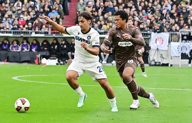 11.10.2026,GER Fußball, Männer, 2.BL, Spieltag 5, Saison 2026 2027, Hamburg, FC St. Pauli vs Karlsruher SC Danyal Zor (Karlsruhe 26) versucht sich gegen Joel Chima Fujita (Pauli 16) durchzusetzen DFB DFL regulations prohibit any use of photographs as image sequences and or quasi-video) Hamburg Millerntorstadion Hamburg Deutschland Copyright: xnordphotoxGmbH xWitkex