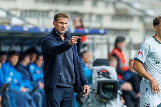 Trainer Oliver Kirch (DSC Arminia Bielefeld) gestikuliert, Gestik waehrend des Spiels der 2. Bundesliga zwischen VfL Bochum und Arminia Bielefeld, Ruhrstadion am 11. October 2026 in Bochum, Deutschland. (Foto von Mario Hommes DeFodi Images) +++ Trainer Oliver Kirch (DSC Arminia Bielefeld) gestures during the 2nd Bundesliga match between VfL Bochum and Arminia Bielefeld at Vonovia Ruhrstadion on October 11, 2026 in Bochum, Germany. (Photo by Mario Hommes DeFodi Images) DFB DFL REGULATIONS PROHIBIT ANY USE OF PHOTOGRAPHS AS IMAGE SEQUENCES AND OR QUASI-VIDEO. (Photo by Mario Hommes DeFodi Images) -