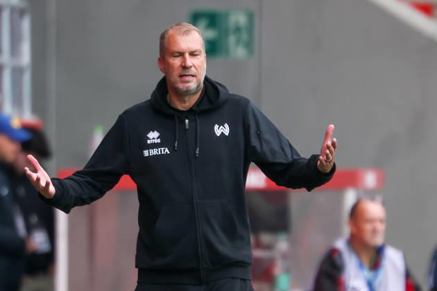 Ingolstadt, Deutschland 11. Oktober 2026: 3. Liga - 2026 2027 - 8. Spieltag - FC Ingolstadt 04 gegen SV Wehen Wiesbaden Im Bild: Trainer Jochen Seitz (SVWW) gestikuliert auf dem Spielfeld. DFB DFL regulations prohibit any use of photographs as image sequences and or quasi-video Copyright: xFotostandx xSchäferx