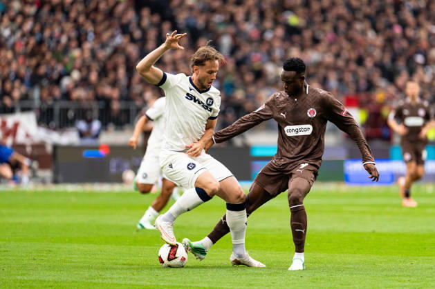 Abdoulie Ceesay (FC St. Pauli, 09) im Zweikampf mit Christoph Kobald (Karlsruher SC, 22), GER, FC St. Pauli vs. Karlsruher SC, Fussball, 2. Bundesliga, Spieltag 7, Saison 2026 2027, 11.10.2026 DFL REGULATIONS PROHIBIT ANY USE OF PHOTOGRAPHS AS IMAGE SEQUENCES AND OR QUASI-VIDEO GER, FC St. Pauli vs. Karlsruher SC, Fussball, 2. Bundesliga, Spieltag 7, Saison 2026 2027, 11.10.2026 Hamburg Copyright: xEibner-Pressefoto MaxxVincenx EP_MVN