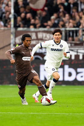 Joel Chima Fujita (FC St. Pauli, 16) im Dribbling, Shio Fukuda (Karlsruher SC, 13), GER, FC St. Pauli vs. Karlsruher SC, Fussball, 2. Bundesliga, Spieltag 7, Saison 2026 2027, 11.10.2026 DFL REGULATIONS PROHIBIT ANY USE OF PHOTOGRAPHS AS IMAGE SEQUENCES AND OR QUASI-VIDEO GER, FC St. Pauli vs. Karlsruher SC, Fussball, 2. Bundesliga, Spieltag 7, Saison 2026 2027, 11.10.2026 Hamburg Copyright: xEibner-Pressefoto MaxxVincenx EP_MVN