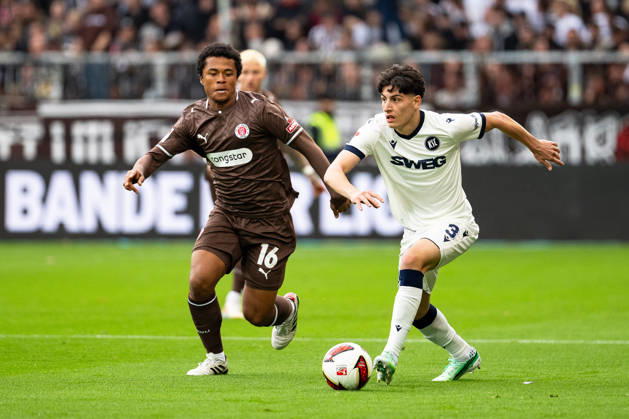 Deniz Ofli (Karlsruher SC, 03) im Dribbling, Joel Chima Fujita (FC St. Pauli, 16), GER, FC St. Pauli vs. Karlsruher SC, Fussball, 2. Bundesliga, Spieltag 7, Saison 2026 2027, 11.10.2026 DFL REGULATIONS PROHIBIT ANY USE OF PHOTOGRAPHS AS IMAGE SEQUENCES AND OR QUASI-VIDEO GER, FC St. Pauli vs. Karlsruher SC, Fussball, 2. Bundesliga, Spieltag 7, Saison 2026 2027, 11.10.2026 Hamburg Copyright: xEibner-Pressefoto MaxxVincenx EP_MVN