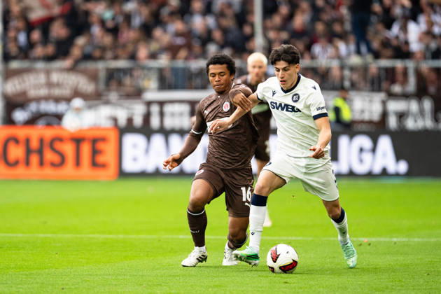 Deniz Ofli (Karlsruher SC, 03) im Dribbling, Joel Chima Fujita (FC St. Pauli, 16), GER, FC St. Pauli vs. Karlsruher SC, Fussball, 2. Bundesliga, Spieltag 7, Saison 2026 2027, 11.10.2026 DFL REGULATIONS PROHIBIT ANY USE OF PHOTOGRAPHS AS IMAGE SEQUENCES AND OR QUASI-VIDEO GER, FC St. Pauli vs. Karlsruher SC, Fussball, 2. Bundesliga, Spieltag 7, Saison 2026 2027, 11.10.2026 Hamburg Copyright: xEibner-Pressefoto MaxxVincenx EP_MVN
