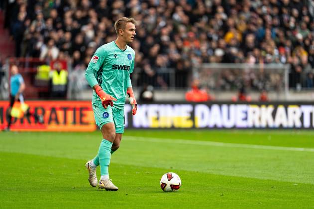 Torwart Hans Christian Bernat (Karlsruher SC, 01) am Ball, GER, FC St. Pauli vs. Karlsruher SC, Fussball, 2. Bundesliga, Spieltag 7, Saison 2026 2027, 11.10.2026 DFL REGULATIONS PROHIBIT ANY USE OF PHOTOGRAPHS AS IMAGE SEQUENCES AND OR QUASI-VIDEO GER, FC St. Pauli vs. Karlsruher SC, Fussball, 2. Bundesliga, Spieltag 7, Saison 2026 2027, 11.10.2026 Hamburg Copyright: xEibner-Pressefoto MaxxVincenx EP_MVN