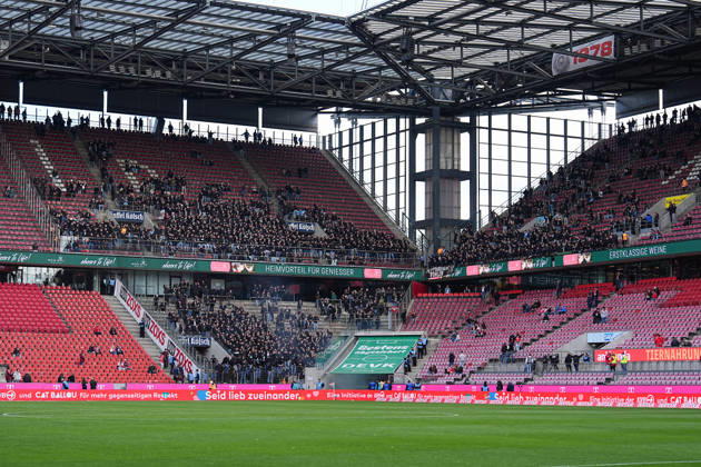 11.10.2026, xydrx, Herren, Fußball, 1.Bundesliga, 1.FC Köln - Borussia Mönchengladbach, Saison 2026 2027, RheinEnergieSTADION: Gladbach Fans stürmen den Auswärtsblock und zünden Böller DFB regulations prohibit any use of photographs as image sequences and or quasi-video. Copyright: HMBxMedia YannisxDreimann