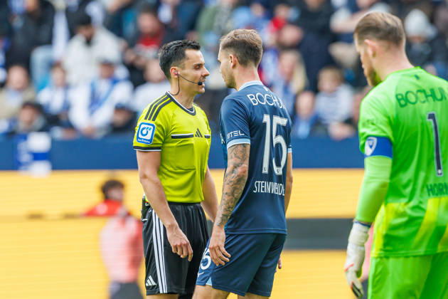 Schiedsrichter Konrad Oldhafer und Michael Steinwender (VfL Bochum) diskutieren waehrend des Spiels der 2. Bundesliga zwischen VfL Bochum und Arminia Bielefeld, Ruhrstadion am 11. October 2026 in Bochum, Deutschland. (Foto von Mario Hommes DeFodi Images) +++ Schiedsrichter Konrad Oldhafer und Michael Steinwender (VfL Bochum) discusses during the 2nd Bundesliga match between VfL Bochum and Arminia Bielefeld at Vonovia Ruhrstadion on October 11, 2026 in Bochum, Germany. (Photo by Mario Hommes DeFodi Images) DFB DFL REGULATIONS PROHIBIT ANY USE OF PHOTOGRAPHS AS IMAGE SEQUENCES AND OR QUASI-VIDEO. (Photo by Mario Hommes DeFodi Images) -