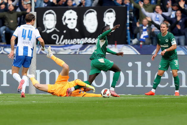 11.10.2026, xtgx, Fussball 2.Bundesliga, Hertha BSC Berlin - SpVgg Greuther Fuerth v.l. Linus Gechter (Hertha BSC Berlin) Marius Gersbeck (Hertha BSC Berlin) Omar Sillah (Greuther Fürth Fuerth) Zweikampf, Aktion, action, battle for the ball (DFL DFB REGULATIONS PROHIBIT ANY USE OF PHOTOGRAPHS as IMAGE SEQUENCES and or QUASI-VIDEO) Berlin