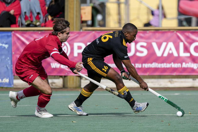 v.li.: Jonas Wossidlo (TSVMH, 10), Nqobile Mansuet Ntuli (Bili, HTHC, 16), Zweikampf, Spielszene, Duell, duel, tackle, tackling, Dynamik, Action, Aktion, 11.10.2026, Mannheim (Deutschland), Hockey, 1. Bundesliga, Herren, TSV Mannheim - Harvestehuder THC