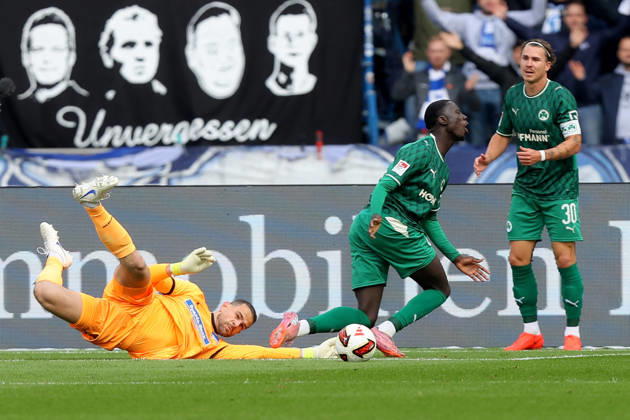 11.10.2026, xtgx, Fussball 2.Bundesliga, Hertha BSC Berlin - SpVgg Greuther Fuerth v.l. Marius Gersbeck (Hertha BSC Berlin) Omar Sillah (Greuther Fürth Fuerth) Zweikampf, Aktion, action, battle for the ball (DFL DFB REGULATIONS PROHIBIT ANY USE OF PHOTOGRAPHS as IMAGE SEQUENCES and or QUASI-VIDEO) Berlin