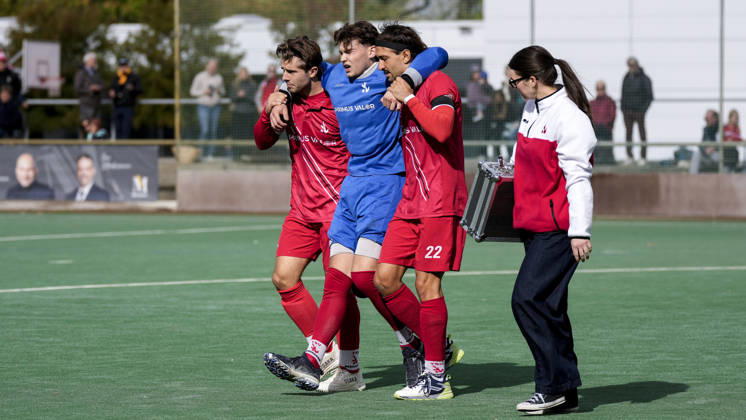 Jonas Wossidlo (TSVMH, 10, links) und Manuel Prol (TSVMH, 22, rechts) helfen dem verletzten Mika Reither (Torwart, TSVMH, 99) vom Platz, verletzt, Verletzung, Verletzungspause, Action, Aktion, Spielszene, 11.10.2026, Mannheim (Deutschland), Hockey, 1. Bundesliga, Herren, TSV Mannheim - Harvestehuder THC
