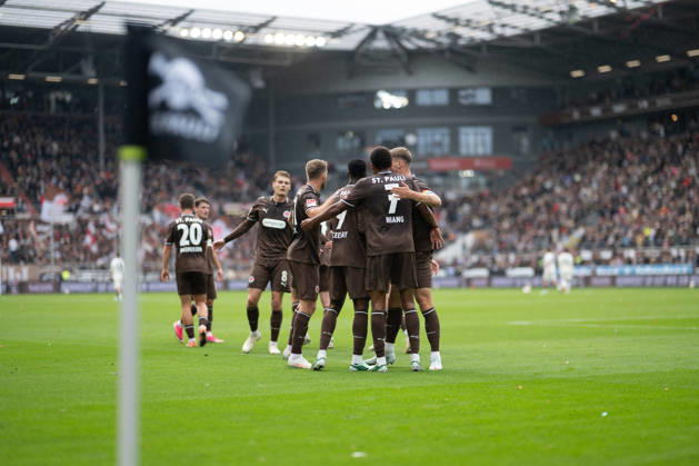2. Bundesliga: FC St. Pauli vs. Karlsruher SC, 11.10.2026 TOR, JUBEL durch Abdoulie Ceesay (FC St. Pauli, 9) zum 1:0; Fußball, 2. Bundesliga, 7. Spieltag: FC St. Pauli vs. Karlsruher SC am 11.10.2026 im Millerntor-Stadion, Hamburg DFL REGULATIONS PROHIBIT ANY USE OF PHOTOGRAPHS AS IMAGE SEQUENCES AND OR QUASI-VIDEO. Copyright: xBEAUTIFULxSPORTS Tonhäuserx