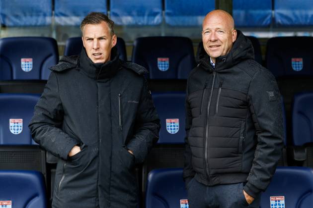 ZWOLLE - SC Cambuur coach Johan Plat, PEC Zwolle trainer Henry van der Vegt (lr) during the Dutch Eredivisie match between PEC Zwolle and Cambuur at the MAC3Park stadium on October 11, 2026 in Zwolle, the Netherlands. VINCENT JANNINK ANP Eredivisie 2026 27 xVIxANPxSportx xxANPxIVx 572123492 originalFilename: 572123492