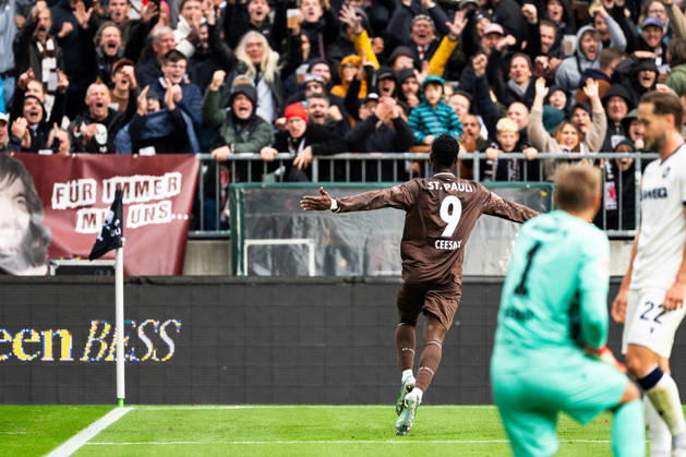 Abdoulie Ceesay (FC St. Pauli, 09) jubelt Jubel Tor zum 1:0, GER, FC St. Pauli vs. Karlsruher SC, Fussball, 2. Bundesliga, Spieltag 7, Saison 2026 2027, 11.10.2026 DFL REGULATIONS PROHIBIT ANY USE OF PHOTOGRAPHS AS IMAGE SEQUENCES AND OR QUASI-VIDEO GER, FC St. Pauli vs. Karlsruher SC, Fussball, 2. Bundesliga, Spieltag 7, Saison 2026 2027, 11.10.2026 Hamburg Copyright: xEibner-Pressefoto MaxxVincenx EP_MVN