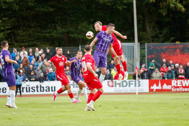 vorn Daniel Fisl (Aue) gegen Lukas Walchhütter (Greifswald) ; GER, Greifswalder FC vs. FC Erzgebirge Aue, Fußball, Männer, Regionalliga Nordost, 12.Spieltag, Spielzeit 2026 2027, 11.10.2026 Greifswald Volksstadion Mecklenburg - Vorpommern Deutschland