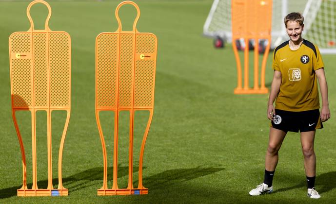 ZEIST - Isa Kardinaal during a training session of the Dutch women s football team in preparation for the World Cup qualifying match against Hungary. SANDER KONING ANP xVIxANPxSportx xxANPxIVx 572123535 originalFilename: 572123535.jpg