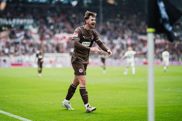 2. Bundesliga: FC St. Pauli vs. Karlsruher SC, 11.10.2026 TOR, JUBEL durch Abdoulie Ceesay (FC St. Pauli, 9) zum 1:0, hier Connor Metcalfe (FC St. Pauli, 24); Fußball, 2. Bundesliga, 7. Spieltag: FC St. Pauli vs. Karlsruher SC am 11.10.2026 im Millerntor-Stadion, Hamburg DFL REGULATIONS PROHIBIT ANY USE OF PHOTOGRAPHS AS IMAGE SEQUENCES AND OR QUASI-VIDEO. Copyright: xBEAUTIFULxSPORTS Tonhäuserx