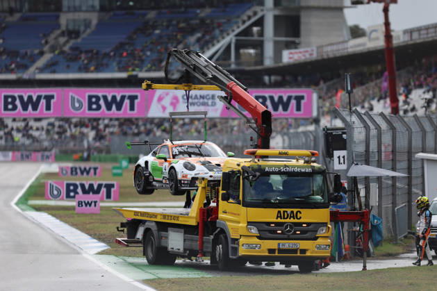 Hockenheim, Deutschland 09.- 11. Oktober 2026: Porsche Sixt Carrera Cup Deutschland - 2026 - Saisonfinale - Hockenheimring - Sonntag Rennen 2 Im Bild: Jonas Greif (GER 4) Auto wird abgeschleppt Hockenheimring Baden Württemberg Copyright: xFotostandx xFWMEDIAx