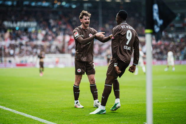 2. Bundesliga: FC St. Pauli vs. Karlsruher SC, 11.10.2026 TOR, JUBEL durch Abdoulie Ceesay (FC St. Pauli, 9) zum 1:0, hier Connor Metcalfe (FC St. Pauli, 24); Fußball, 2. Bundesliga, 7. Spieltag: FC St. Pauli vs. Karlsruher SC am 11.10.2026 im Millerntor-Stadion, Hamburg DFL REGULATIONS PROHIBIT ANY USE OF PHOTOGRAPHS AS IMAGE SEQUENCES AND OR QUASI-VIDEO. Copyright: xBEAUTIFULxSPORTS Tonhäuserx