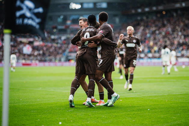 2. Bundesliga: FC St. Pauli vs. Karlsruher SC, 11.10.2026 TOR, JUBEL durch Abdoulie Ceesay (FC St. Pauli, 9) zum 1:0, hier Connor Metcalfe (FC St. Pauli, 24) und Youssoupha Niang (FC St. Pauli, 7); Fußball, 2. Bundesliga, 7. Spieltag: FC St. Pauli vs. Karlsruher SC am 11.10.2026 im Millerntor-Stadion, Hamburg DFL REGULATIONS PROHIBIT ANY USE OF PHOTOGRAPHS AS IMAGE SEQUENCES AND OR QUASI-VIDEO. Copyright: xBEAUTIFULxSPORTS Tonhäuserx