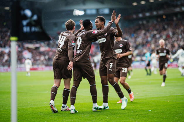 2. Bundesliga: FC St. Pauli vs. Karlsruher SC, 11.10.2026 TOR, JUBEL durch Abdoulie Ceesay (FC St. Pauli, 9) zum 1:0, hier Connor Metcalfe (FC St. Pauli, 24) und Youssoupha Niang (FC St. Pauli, 7); Fußball, 2. Bundesliga, 7. Spieltag: FC St. Pauli vs. Karlsruher SC am 11.10.2026 im Millerntor-Stadion, Hamburg DFL REGULATIONS PROHIBIT ANY USE OF PHOTOGRAPHS AS IMAGE SEQUENCES AND OR QUASI-VIDEO. Copyright: xBEAUTIFULxSPORTS Tonhäuserx