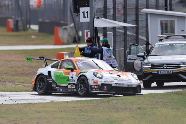 Hockenheim, Deutschland 09.- 11. Oktober 2026: Porsche Sixt Carrera Cup Deutschland - 2026 - Saisonfinale - Hockenheimring - Sonntag Rennen 2 Im Bild: Jonas Greif (GER 4) hat einen Reifen verloren und scheidet aus. Hockenheimring Baden Württemberg Copyright: xFotostandx xFWMEDIAx