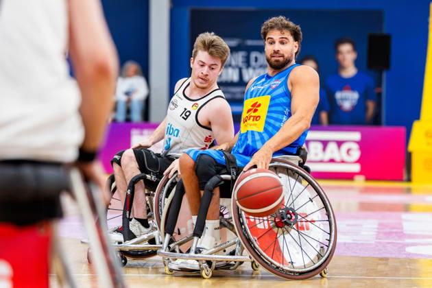 11.10.2026, GER, Rollstuhlbasketball, Maenner Frauen, Saison 26 27, Funke Cup, Hauptrunde, Thuringia Bulls - Spinto Muensterland Janne Kraehe (Spinto Muensterland), Jordi Ruiz Jordan (Thuringia Bulls) 99189 Elxleben Fit-In Freizeitanlage Sporthal Thueringen Deutschland