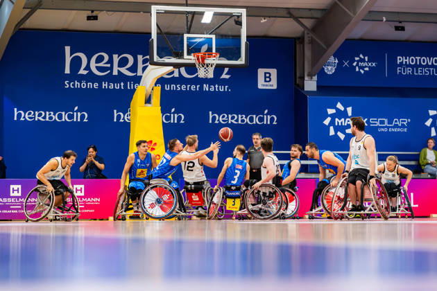 11.10.2026, GER, Rollstuhlbasketball, Maenner Frauen, Saison 26 27, Funke Cup, Hauptrunde, Thuringia Bulls - Spinto Muensterland Jens-Eike Albrecht (Thuringia Bulls), Gijs Even (Spinto Muensterland) 99189 Elxleben Fit-In Freizeitanlage Sporthal Thueringen Deutschland