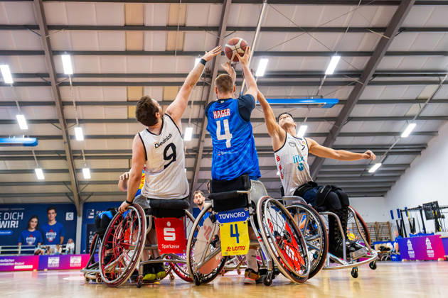 11.10.2026, GER, Rollstuhlbasketball, Maenner Frauen, Saison 26 27, Funke Cup, Hauptrunde, Thuringia Bulls - Spinto Muensterland Sven Diedrich (Spinto Muensterland), Hubert Hager (Thuringia Bulls), Ilias El Bennay (Spinto Muensterland) 99189 Elxleben Fit-In Freizeitanlage Sporthal Thueringen Deutschland
