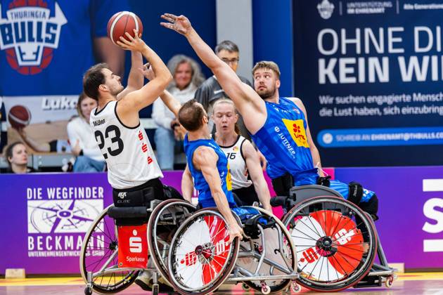 11.10.2026, GER, Rollstuhlbasketball, Maenner Frauen, Saison 26 27, Funke Cup, Hauptrunde, Thuringia Bulls - Spinto Muensterland Soeren Mueller (Spinto Muensterland), Alexander Budde (Thuringia Bulls) 99189 Elxleben Fit-In Freizeitanlage Sporthal Thueringen Deutschland