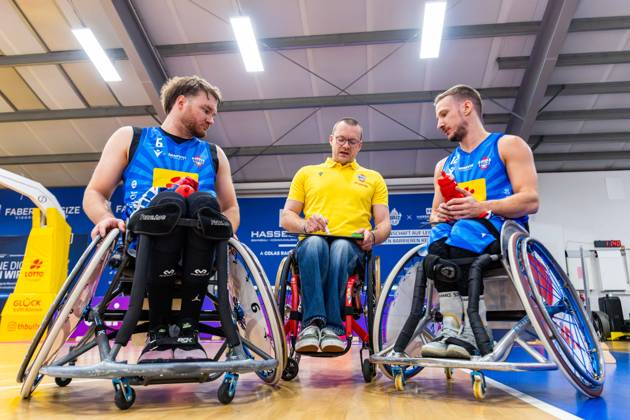 11.10.2026, GER, Rollstuhlbasketball, Maenner Frauen, Saison 26 27, Funke Cup, Hauptrunde, Thuringia Bulls - Spinto Muensterland Lukas Glossner (Thuringia Bulls), Andre Bienek, Jens-Eike Albrecht (Thuringia Bulls) 99189 Elxleben Fit-In Freizeitanlage Sporthal Thueringen Deutschland