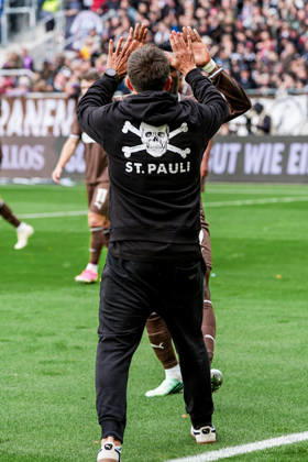 Deutschland: Fußball 2. Bundesliga 2026 27, 7. Spieltag FC St. Pauli vs Karlsruher SC Millerntor-Stadion (Hamburg St. Pauli): 1:0 für Fc St. Pauli durch Abdoulie Ceesay (FC St. Pauli, 9), Marcel Rapp (FC St. Pauli, Trainer) Copyright: xStefanxTrochax
