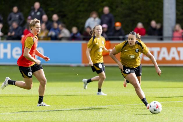 ZEIST - Isa Kardinaal and Chasity Grant during a training session of the Dutch women s football team in preparation for the World Cup qualifying match against Hungary. SANDER KONING ANP xVIxANPxSportx xxANPxIVx 572123804 originalFilename: 572123804.jpg