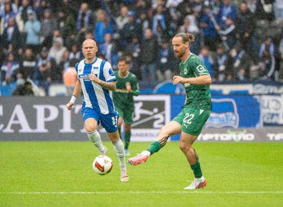 Fussball, Herren, Saison 2026 2027, 2. Bundesliga (7. Spieltag), Hertha BSC - SpVgg Greuther Fürth, v. l. Jon Dagur Thorsteinsson (Hertha BSC), Jannis Heuer (Greuther Fürth), 11.10.2026, Copyright: xMatthiasxKochx
