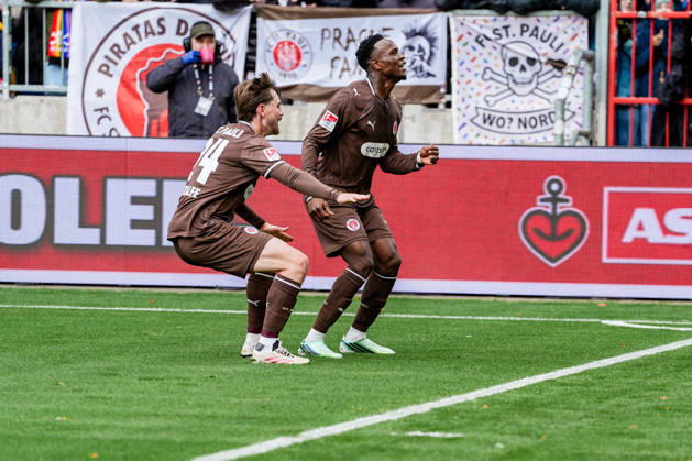 Deutschland: Fußball 2. Bundesliga 2026 27, 7. Spieltag FC St. Pauli vs Karlsruher SC Millerntor-Stadion (Hamburg St. Pauli): 1:0 für Fc St. Pauli durch Abdoulie Ceesay (FC St. Pauli, 9), Connor Metcalfe (FC St. Pauli, 24) Copyright: xStefanxTrochax