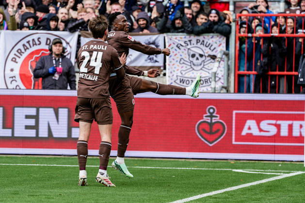 Deutschland: Fußball 2. Bundesliga 2026 27, 7. Spieltag FC St. Pauli vs Karlsruher SC Millerntor-Stadion (Hamburg St. Pauli): 1:0 für Fc St. Pauli durch Abdoulie Ceesay (FC St. Pauli, 9), Connor Metcalfe (FC St. Pauli, 24) Copyright: xStefanxTrochax