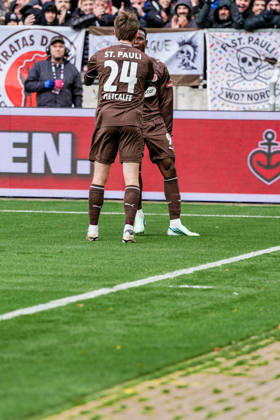Deutschland: Fußball 2. Bundesliga 2026 27, 7. Spieltag FC St. Pauli vs Karlsruher SC Millerntor-Stadion (Hamburg St. Pauli): 1:0 für Fc St. Pauli durch Abdoulie Ceesay (FC St. Pauli, 9), Connor Metcalfe (FC St. Pauli, 24) Copyright: xStefanxTrochax