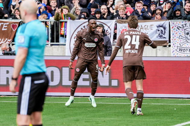 Deutschland: Fußball 2. Bundesliga 2026 27, 7. Spieltag FC St. Pauli vs Karlsruher SC Millerntor-Stadion (Hamburg St. Pauli): 1:0 für Fc St. Pauli durch Abdoulie Ceesay (FC St. Pauli, 9), Connor Metcalfe (FC St. Pauli, 24) Copyright: xStefanxTrochax