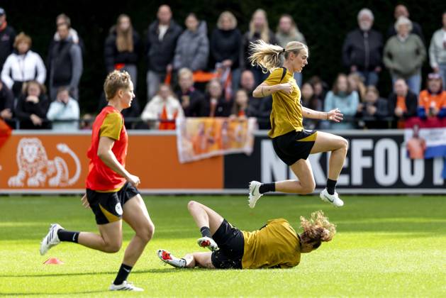 ZEIST - Jill Roord and DaniÃ«lle de Jong during a training session of the Dutch women s football team in preparation for the World Cup qualifying match against Hungary. SANDER KONING ANP xVIxANPxSportx xxANPxIVx 572123900 originalFilename: 572123900.jpg