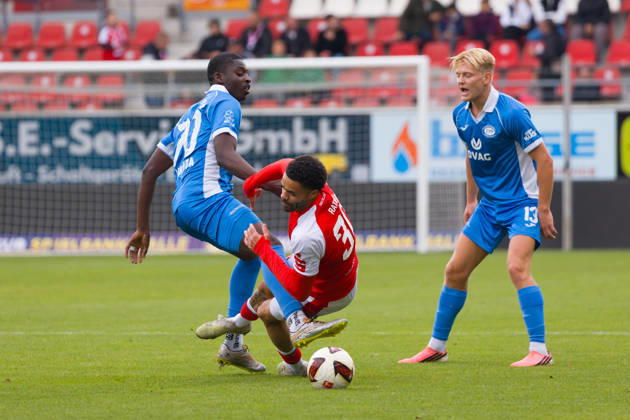 Eliakim Kukanda (RSV, 70), Stanley Ratifo (HFC, 30), Jules Hasenberg (RSV, 13), Hallescher FC vs. RSV Eintracht 1949, Fussball, Regionalliga Nordost, 12. Spieltag, Saison 2026 27, 11.10.2026 Halle Leuna Chemie Stadion ST Deutschland